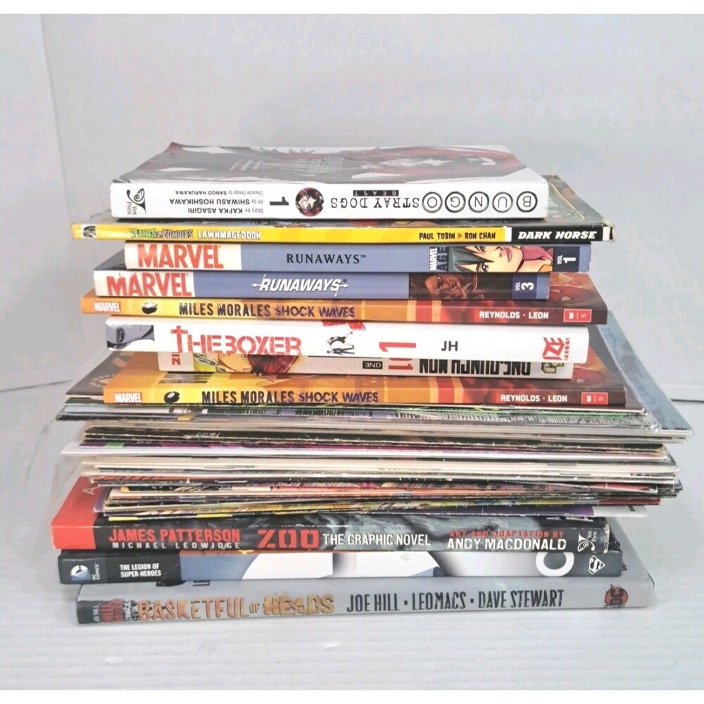 Comic & Graphic Novel Lot 30+ DC Marvel Indie Superman Predator Batman Harley